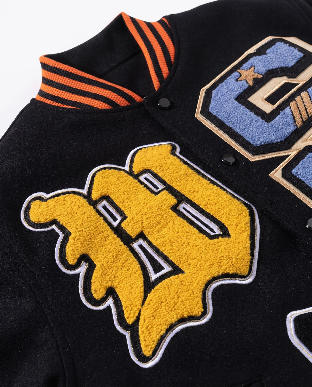 Détail des écussons chenille du blouson américain