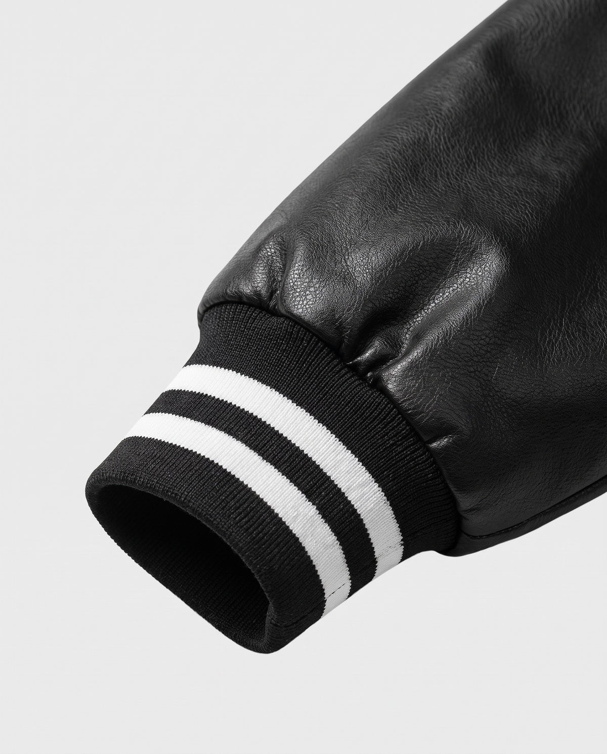 Détail du poignet rayé du blouson football américain