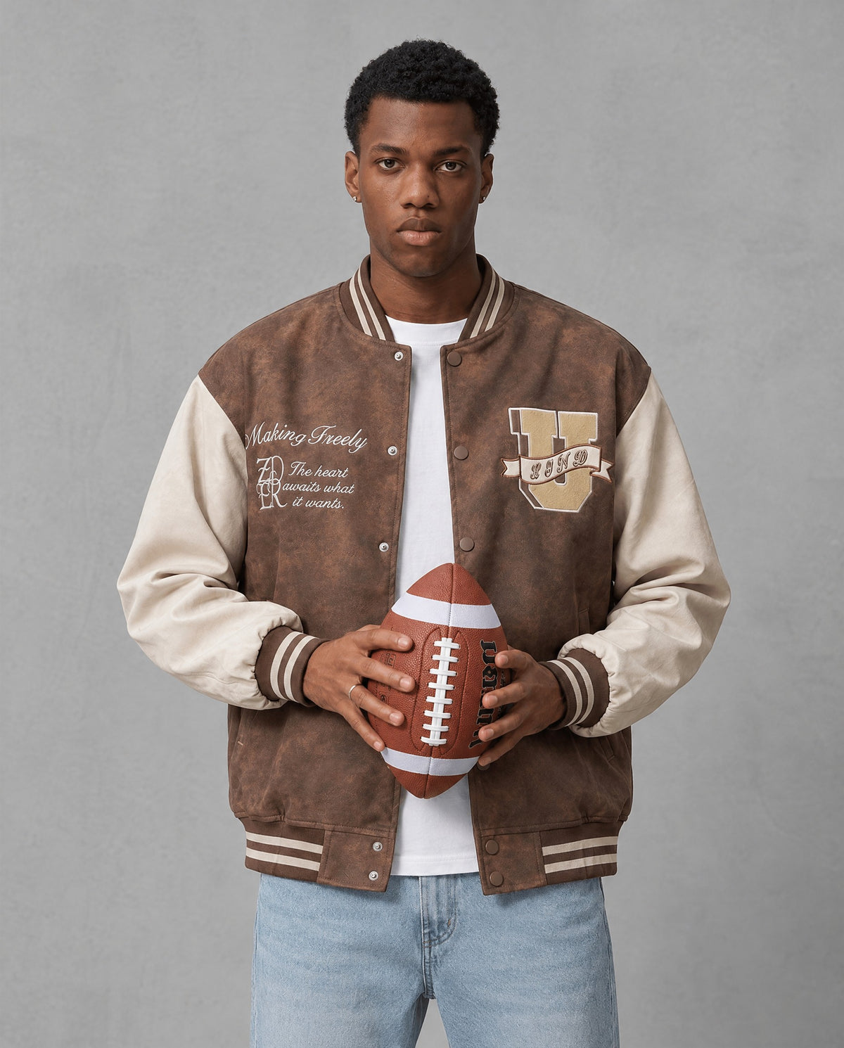 Blouson Teddy marron porté avec ballon de football américain