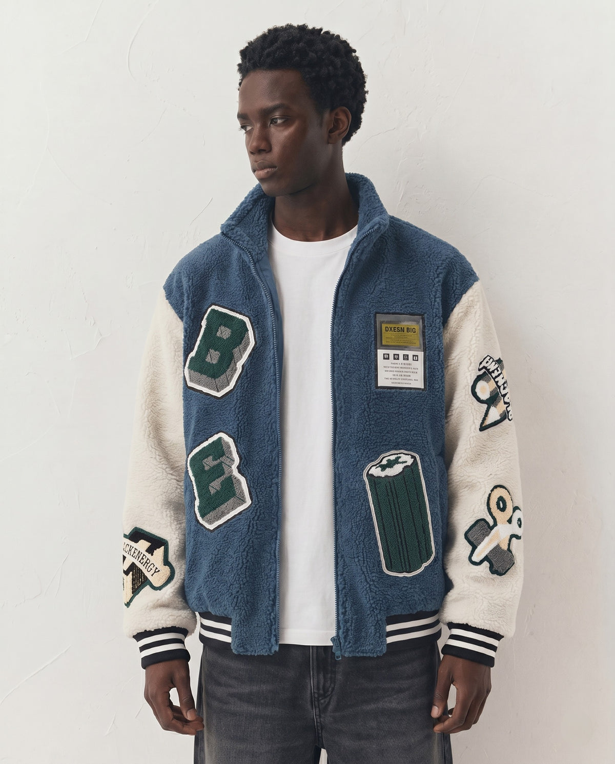 Blouson université bleu porté
