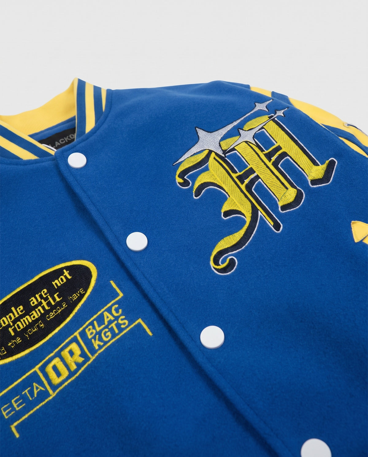 Détail des broderies poitrine de la letterman jacket