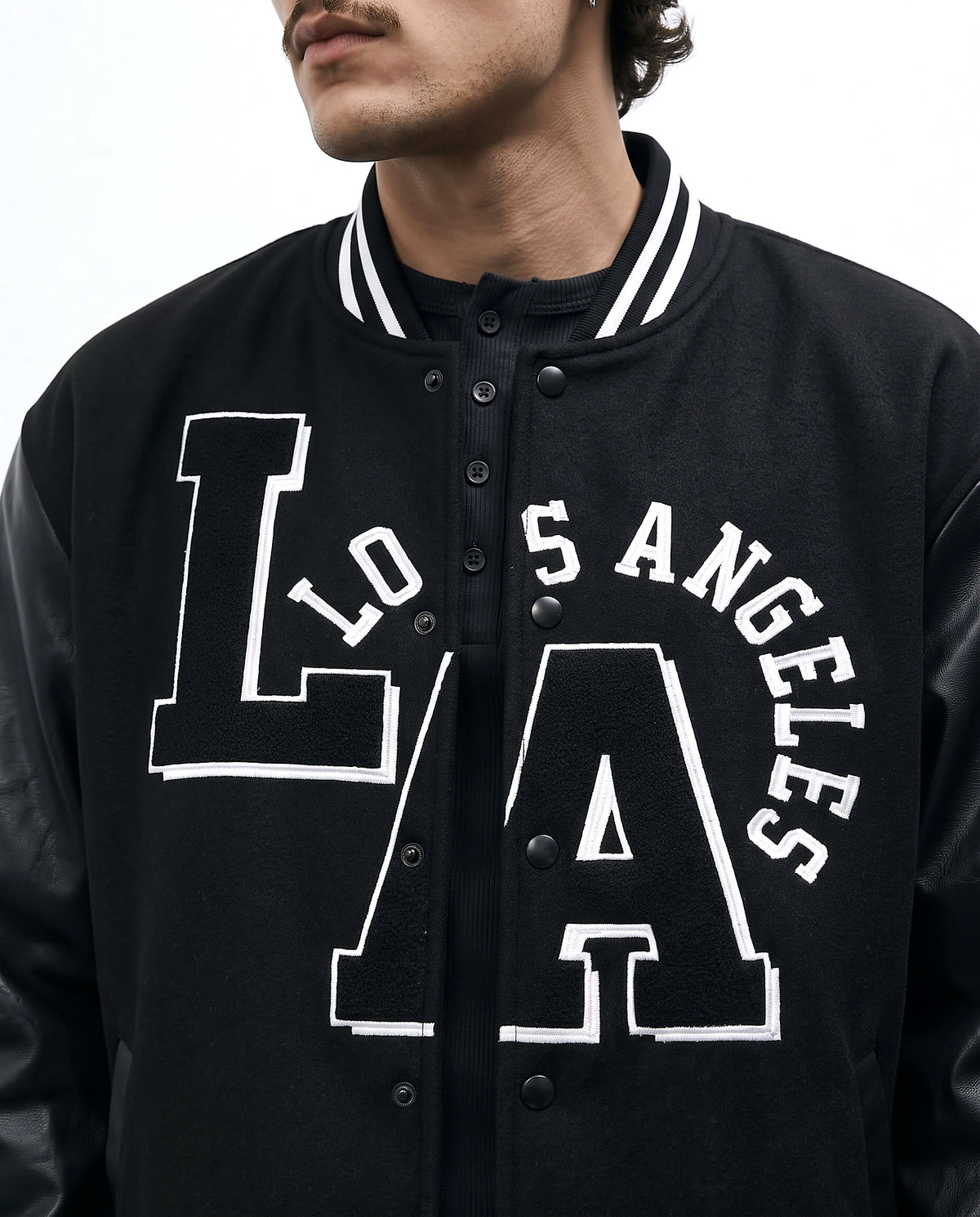 Détail lettrage LA Los Angeles letterman jacket
