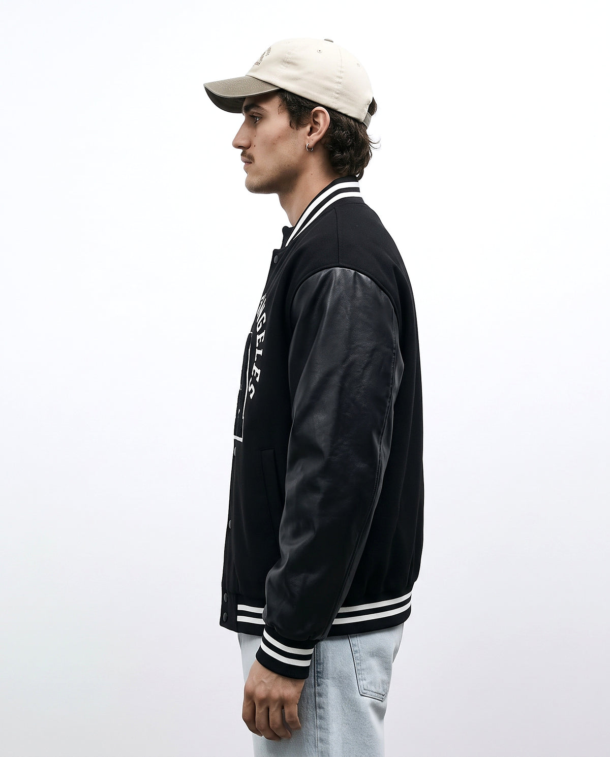 Letterman jacket varsity noir de profil manche cuir