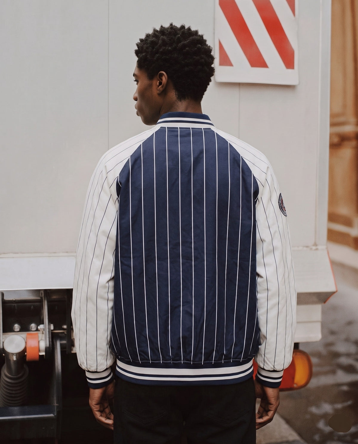 Veste baseball rayée homme vue de dos