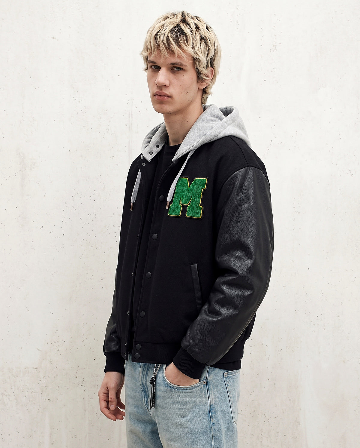 Veste américaine baseball noire à capuche portée
