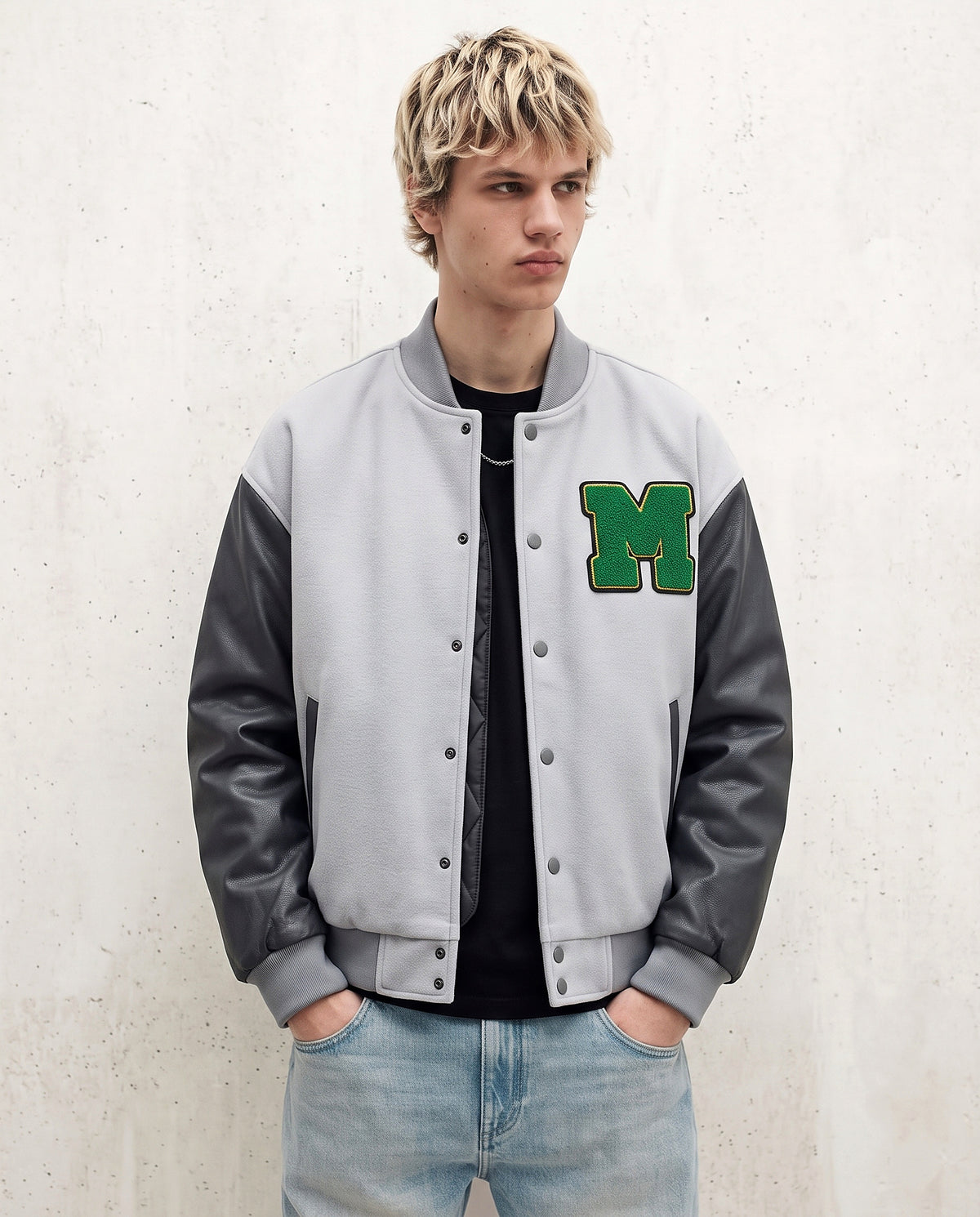 Veste américaine baseball grise portée