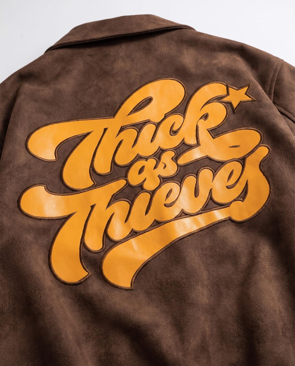 Détail du lettrage dos de la veste american baseball