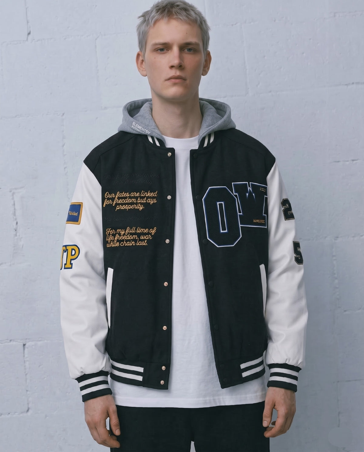 Veste américaine noire avec capuche portée