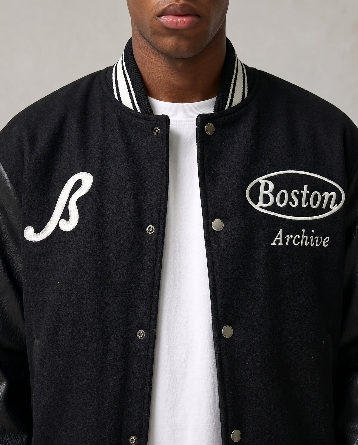 Détail broderie B et patch Boston