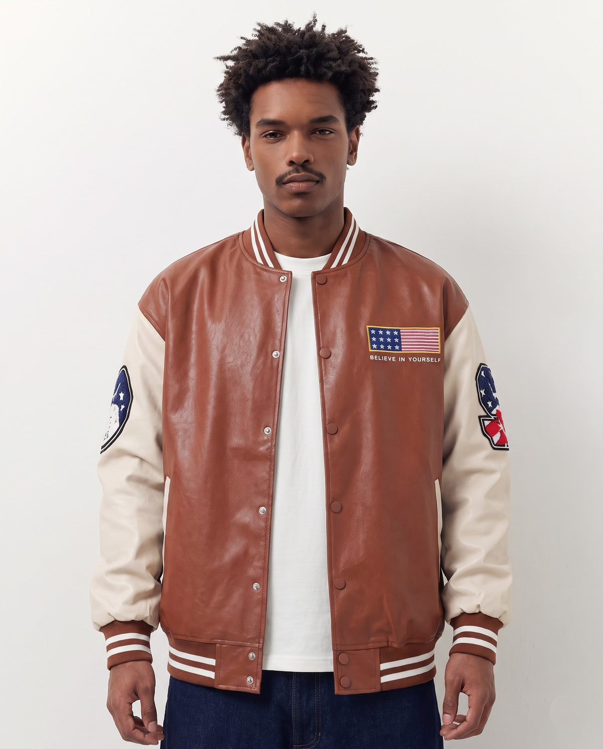 Veste Baseball Cuir marron portée
