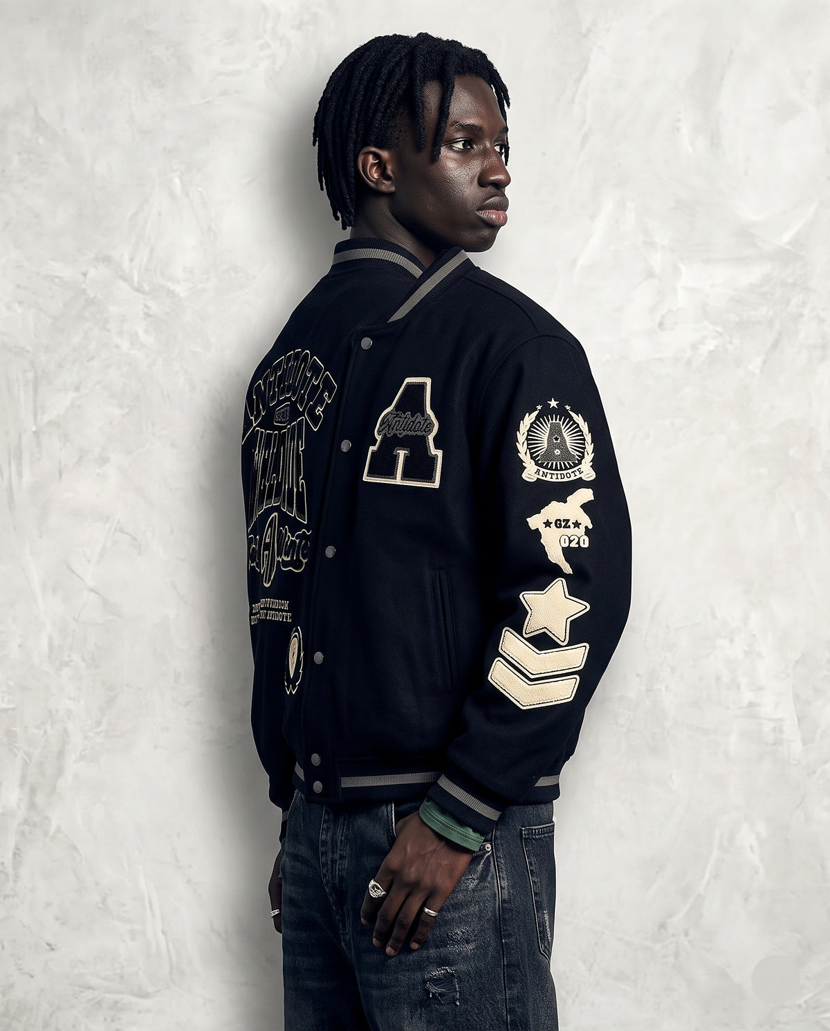 Veste baseball noir homme portée de profil