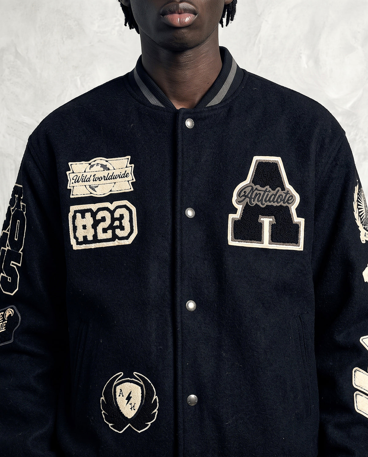 Détail patchs poitrine veste baseball noir