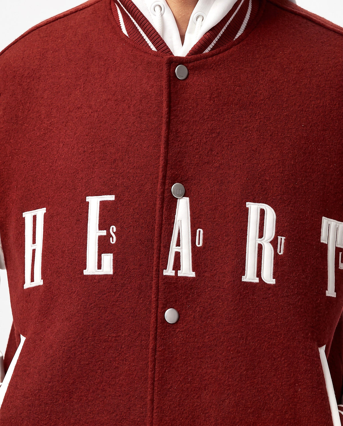 Détail broderie HEART veste baseball rouge