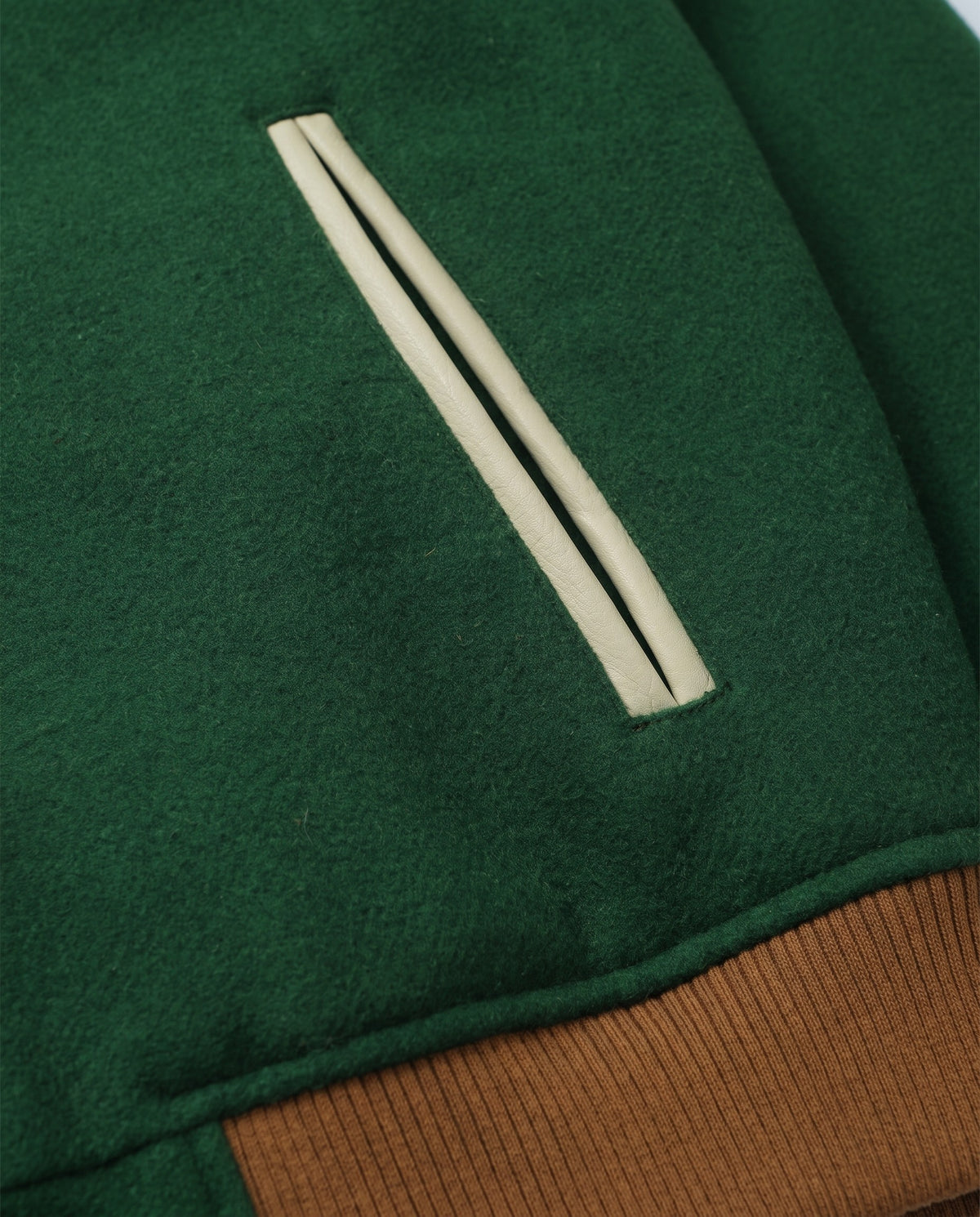 Détail de la poche de la veste de baseball verte