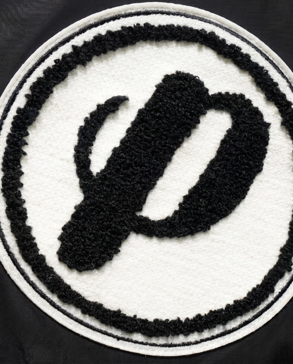 Détail de l'écusson chenille de la veste football américain