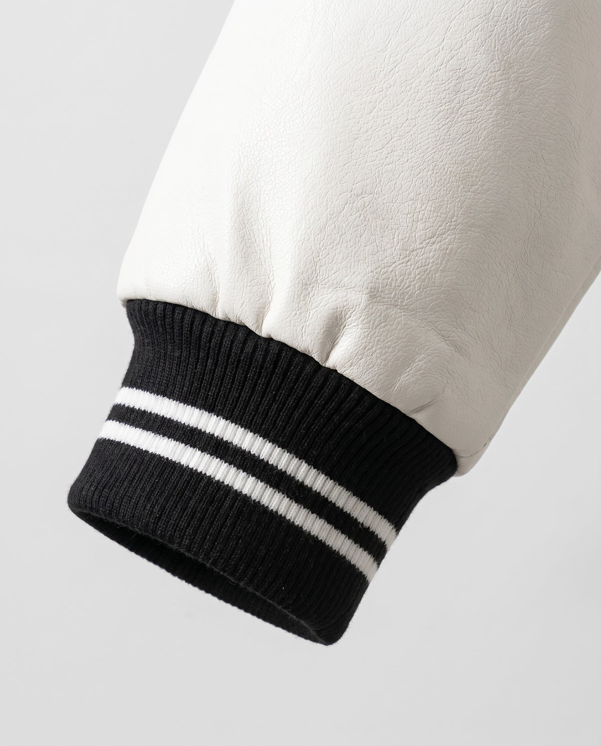 Détail du poignet rayé de la veste football américain