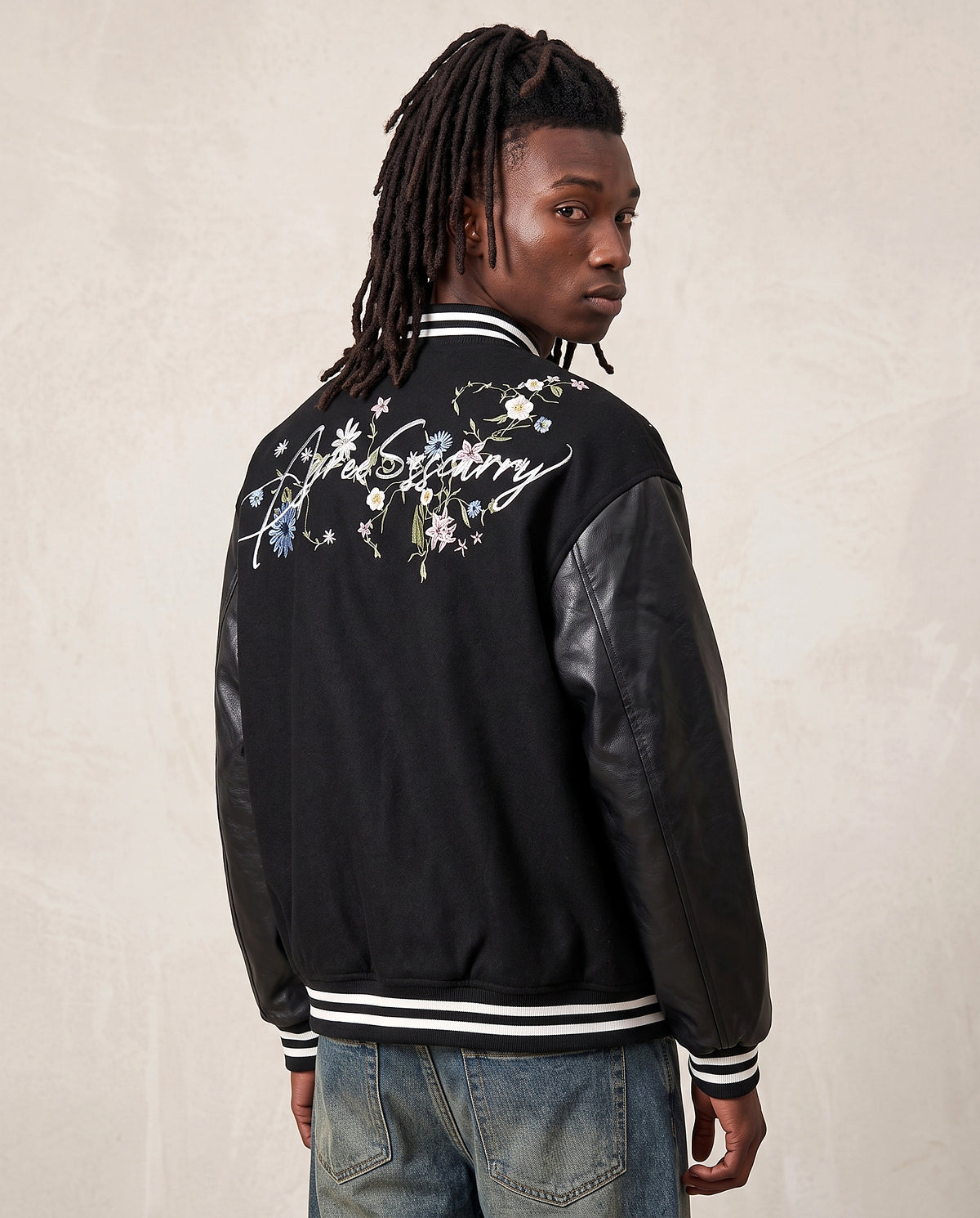 Veste universitaire campus noire vue de dos broderie fleurs