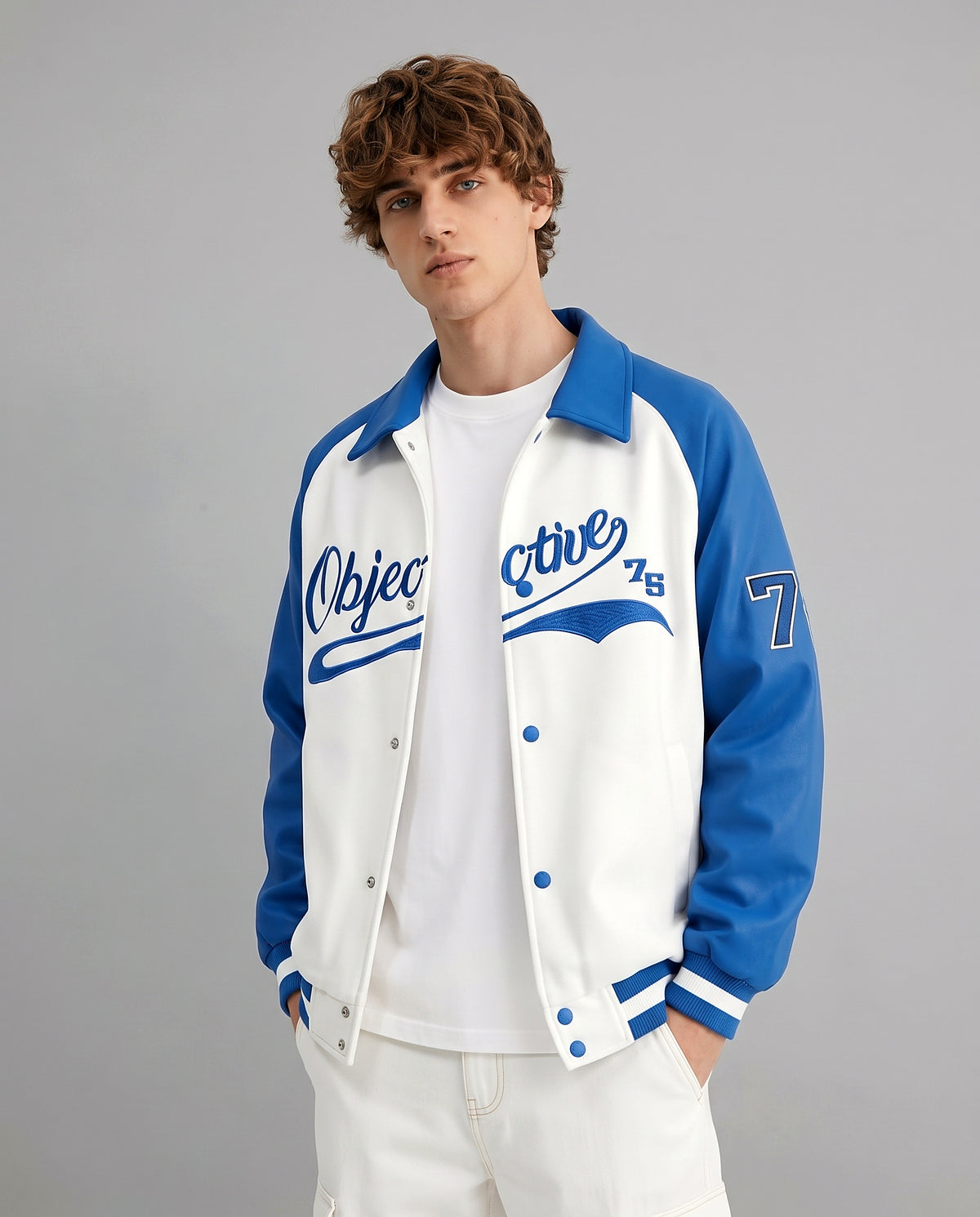 Veste style américain bleu et blanc portée, mains dans les poches