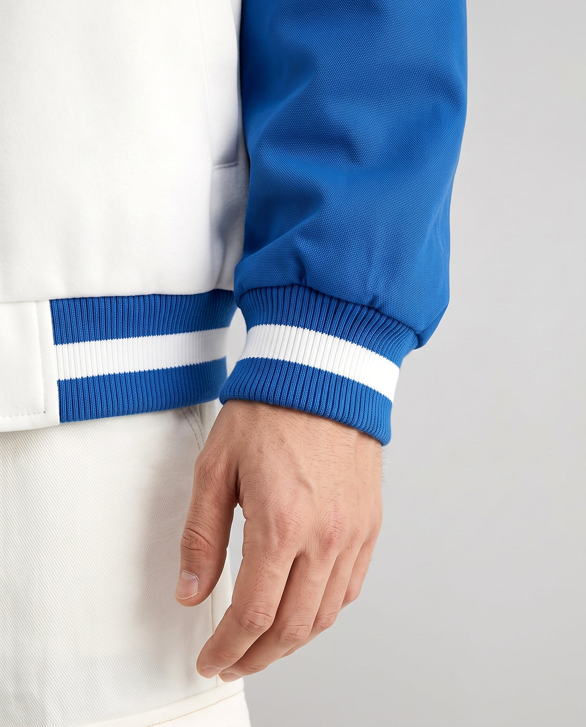 Détail manche bleue et poignet rayé veste style américain