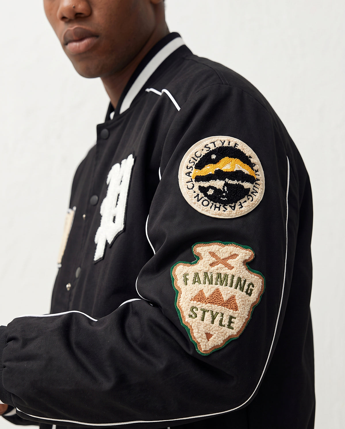 Détail patchs manche veste style baseball noire