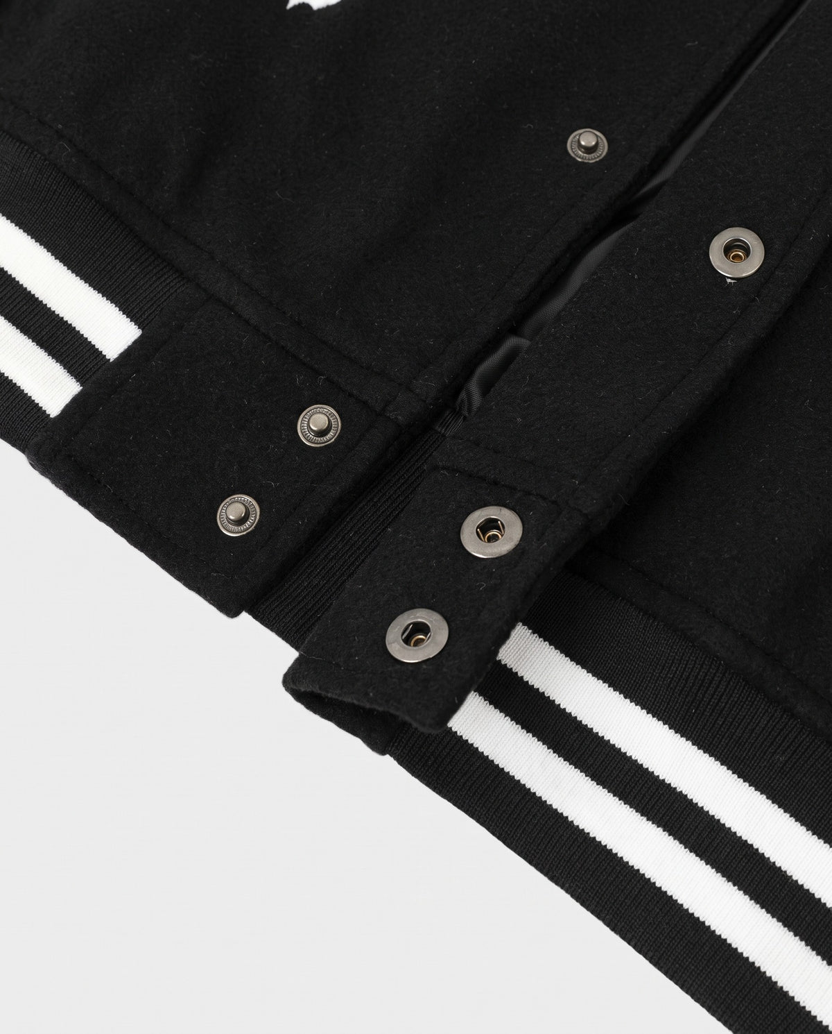 Détail des boutons pression de la veste style université
