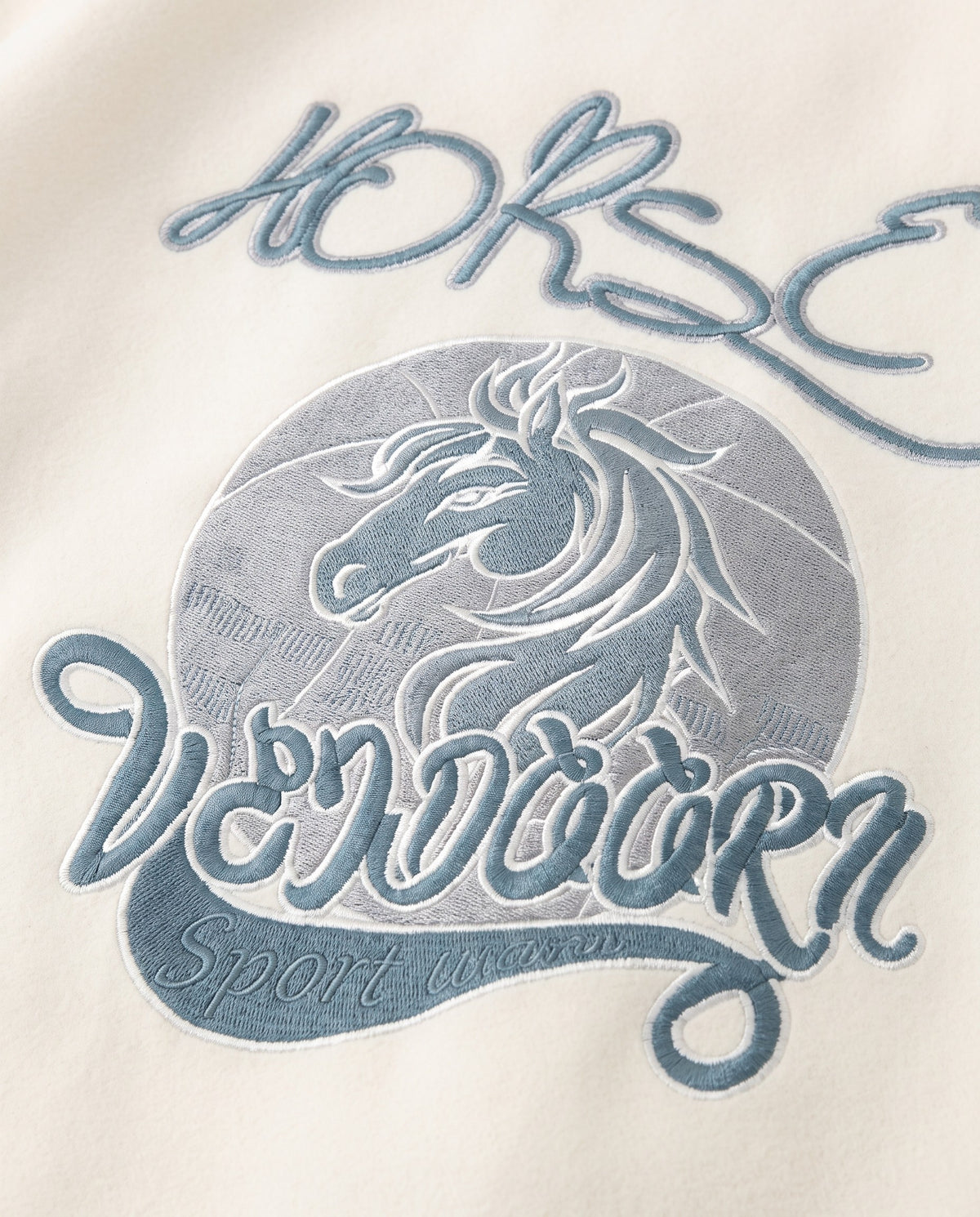 Détail de la broderie dos de la veste teddy baseball