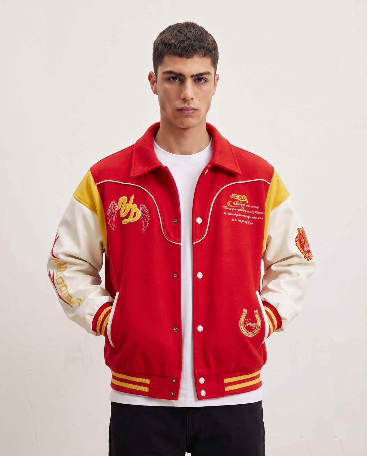 Veste teddy baseball rouge portée