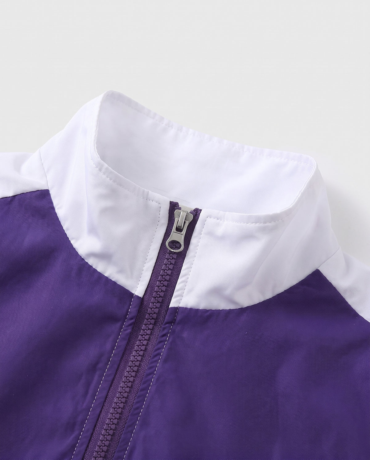 Détail du col zippé de la veste universitaire vintage