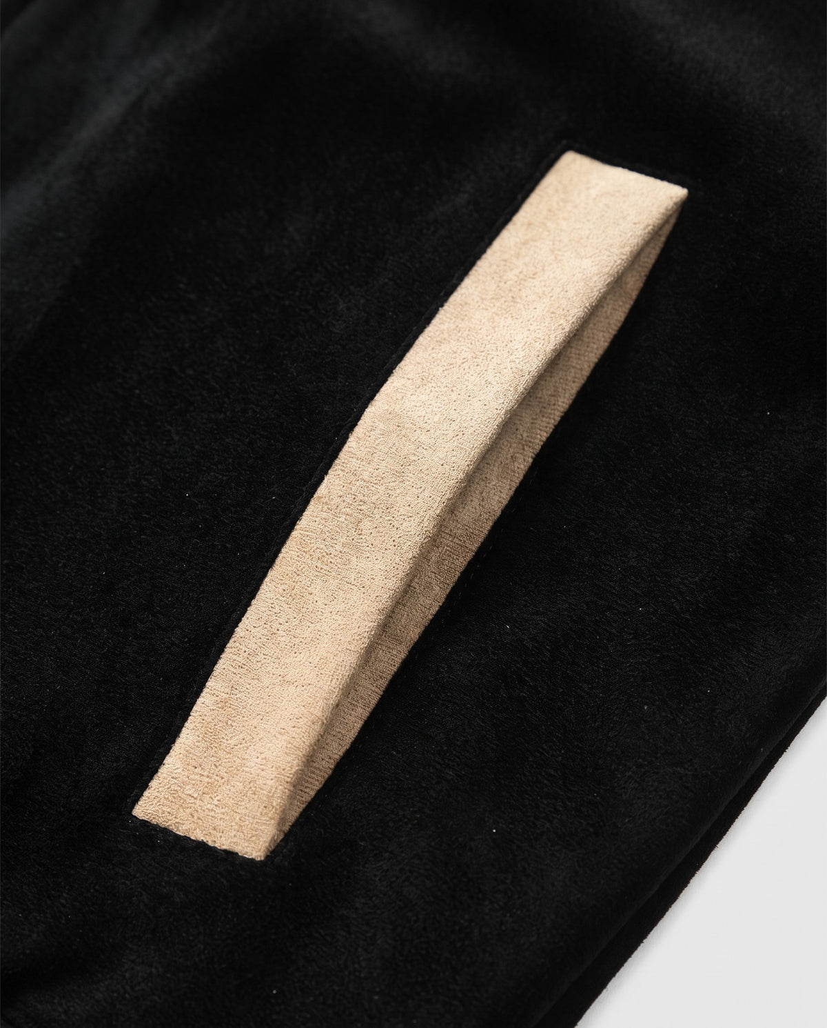 Détail de la poche en suédine de la veste université vintage