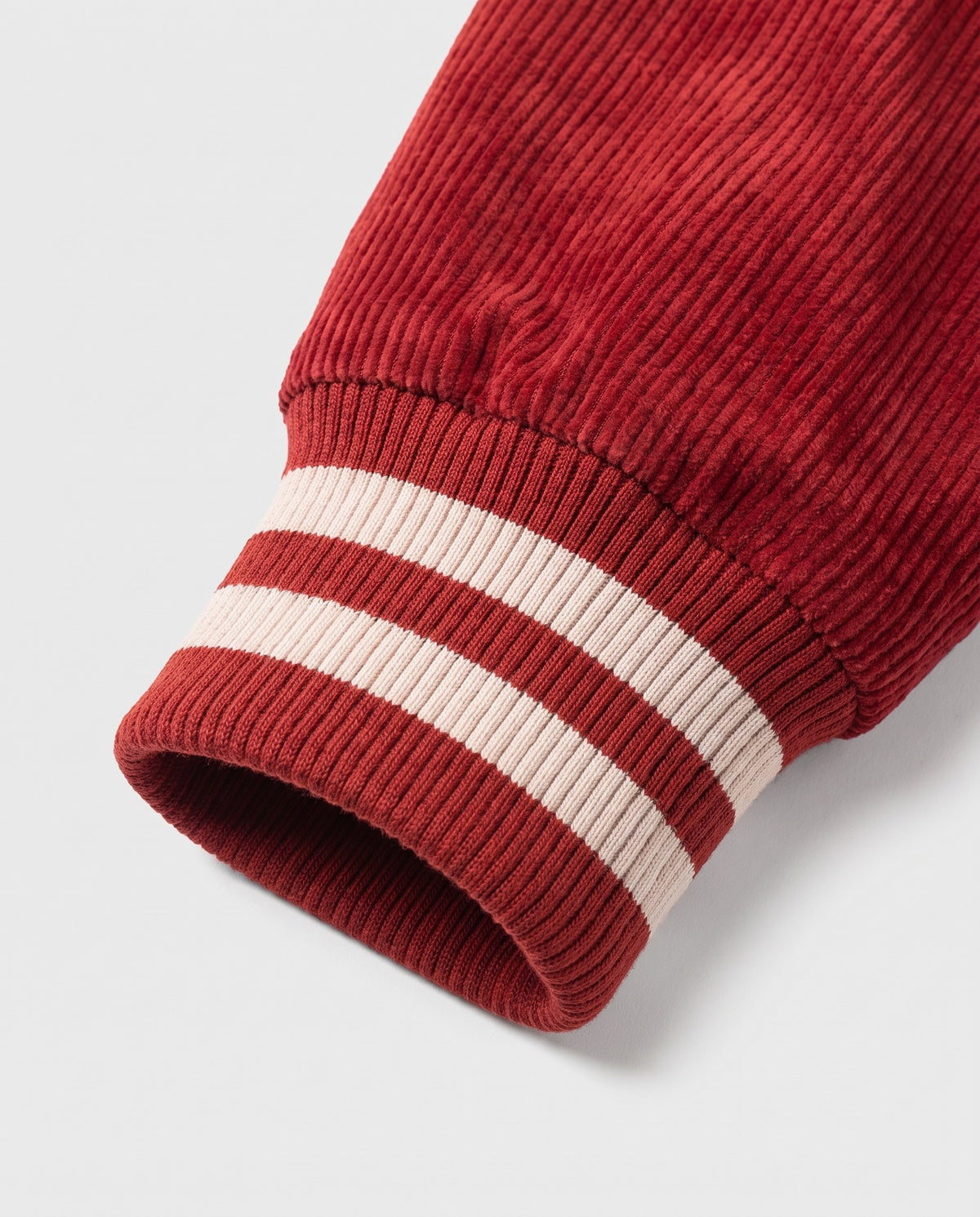 Détail du poignet rayé de la veste vintage rouge