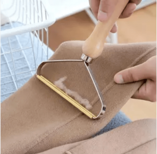 Comment enlever les peluches d'une veste universitaire ?