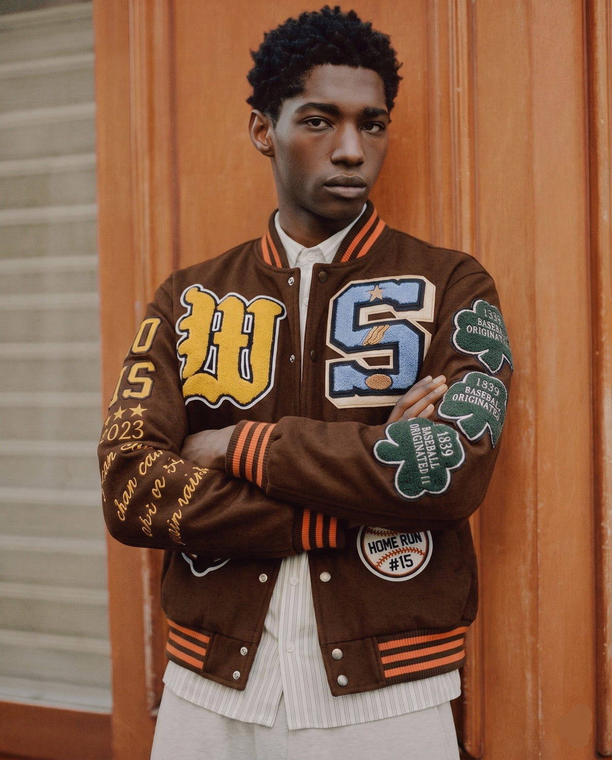 Blouson américain marron porté