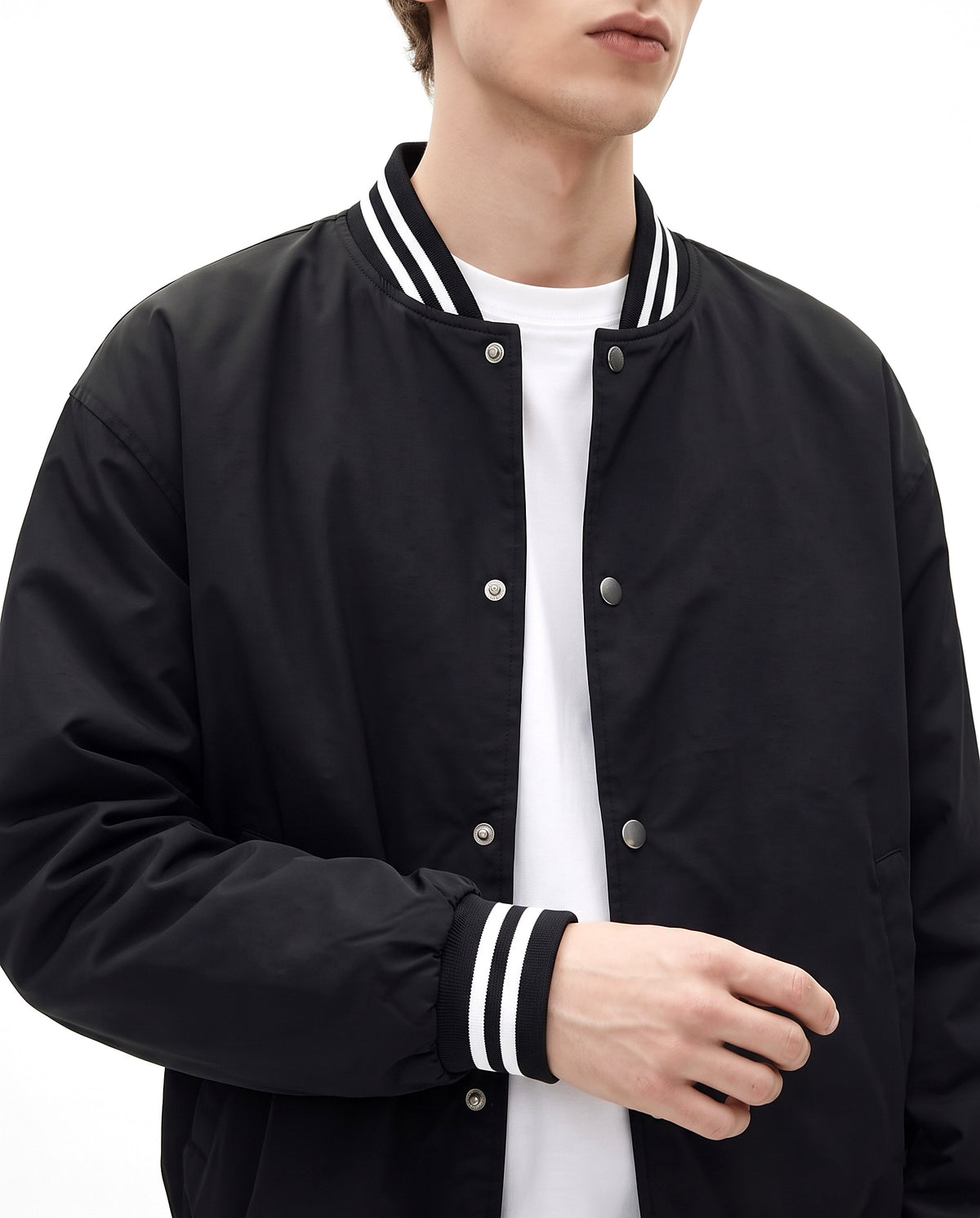 Détail col et poignets rayés blouson baseball noir