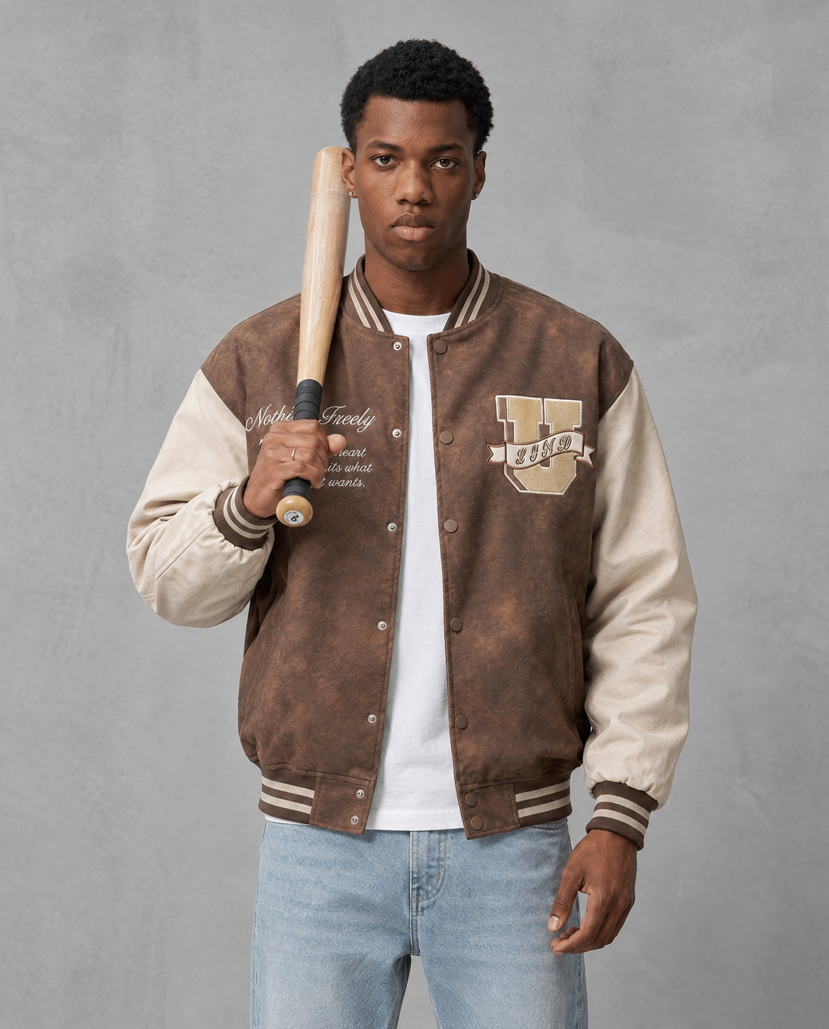 Blouson Teddy marron porté avec batte de baseball