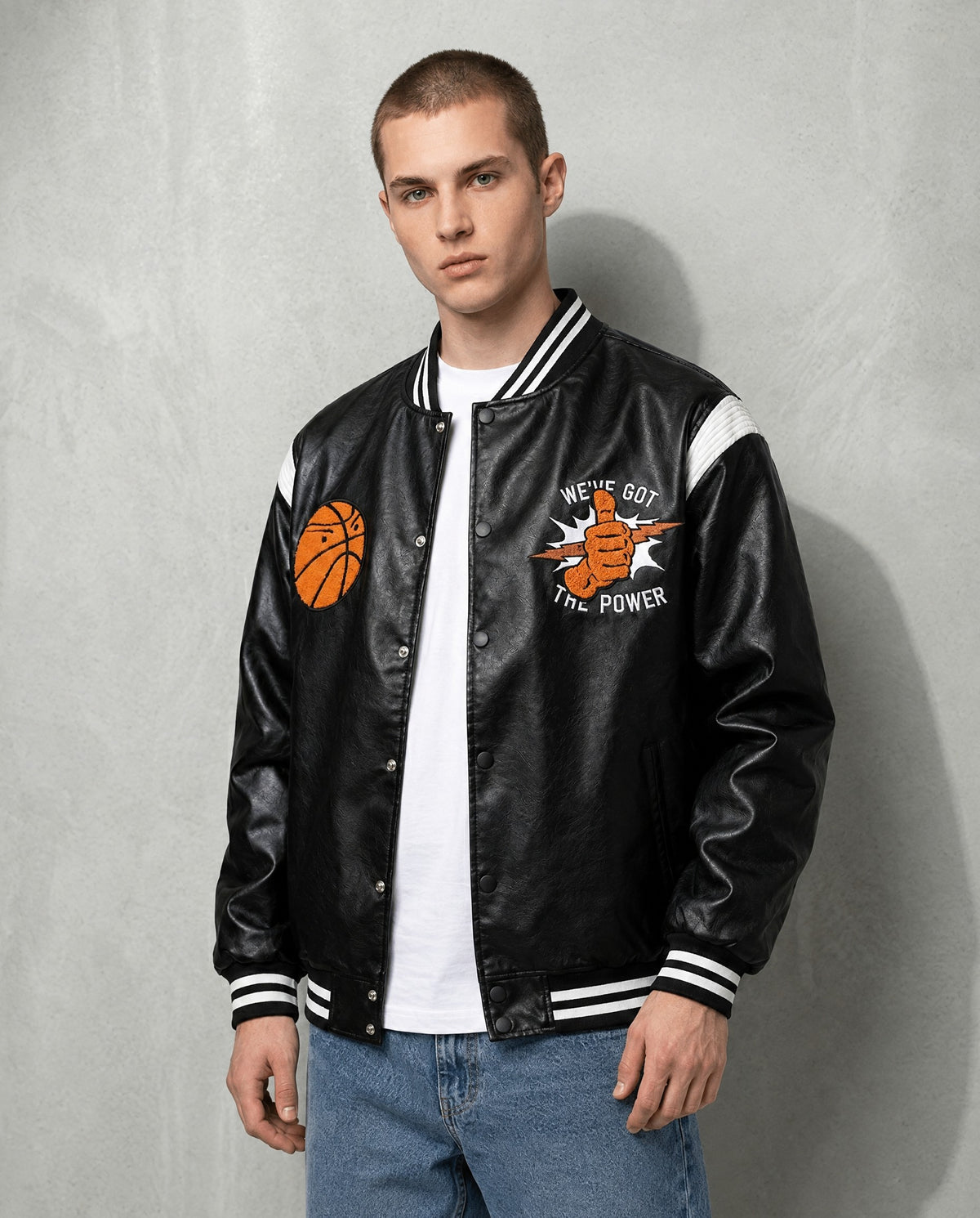 Blouson Teddy Cuir noir porté de trois-quarts