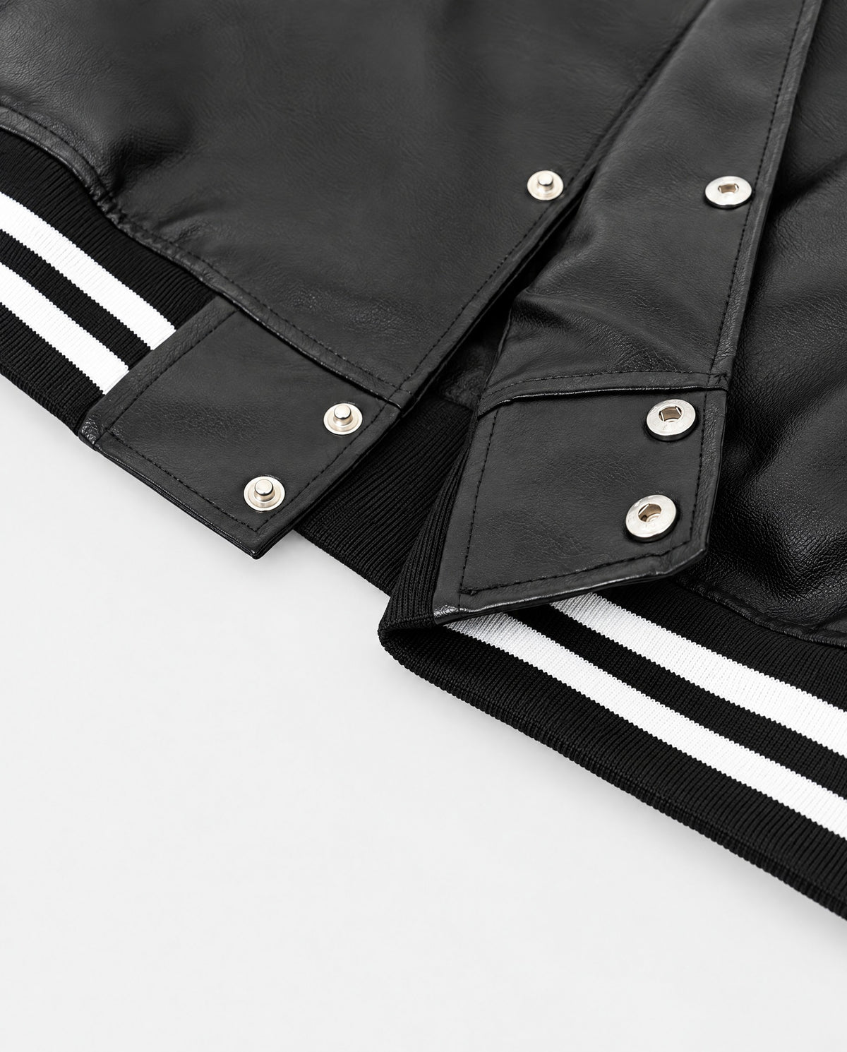 Blouson Teddy Cuir détail des boutons pression