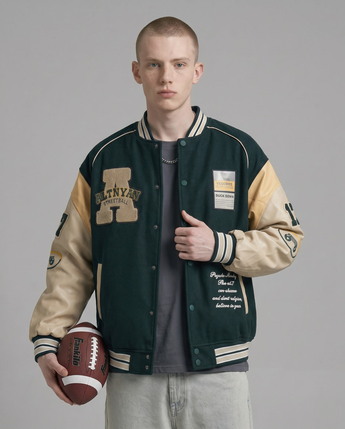 Blouson Universitaire vert porté avec ballon