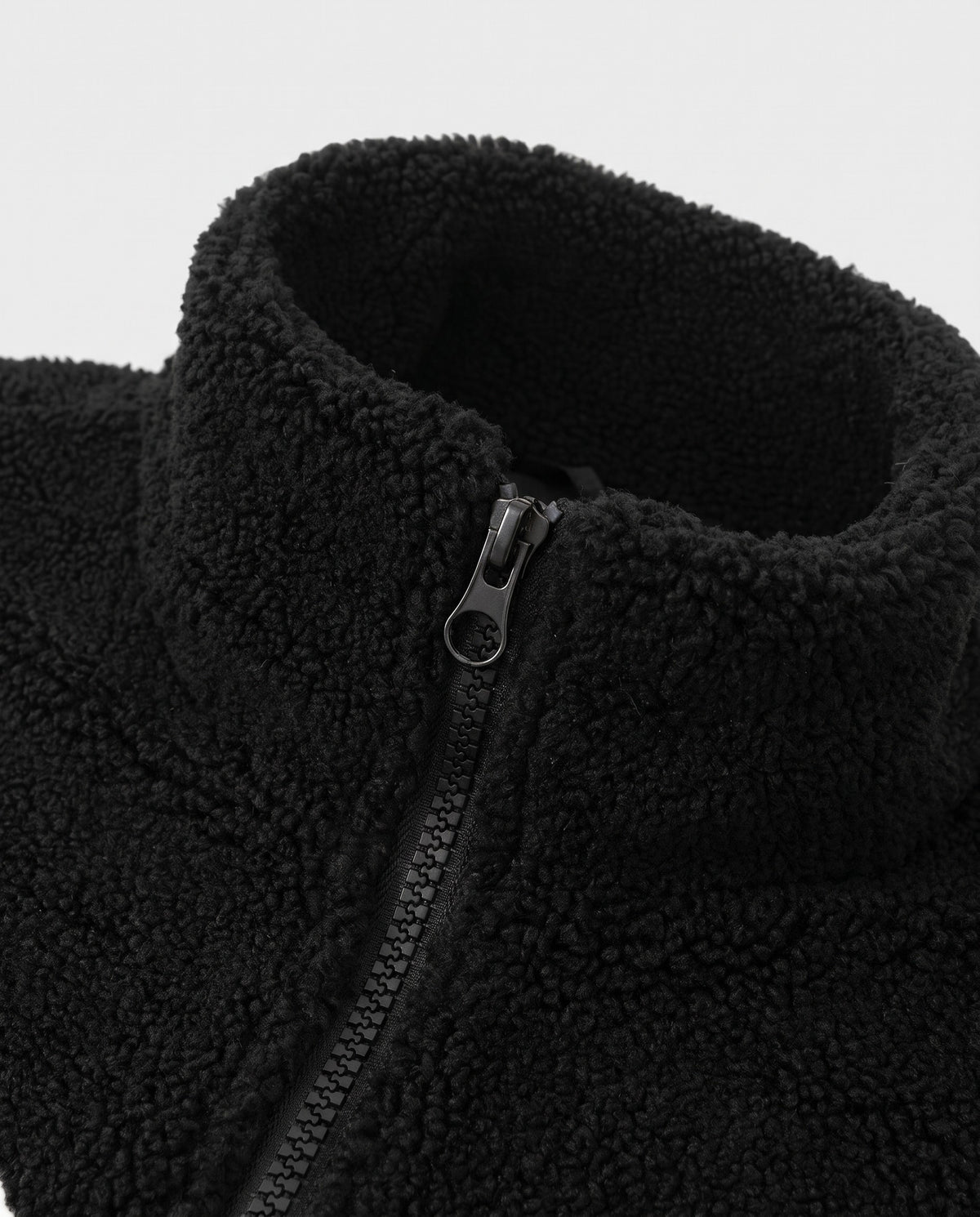 Détail du col montant en sherpa du blouson université