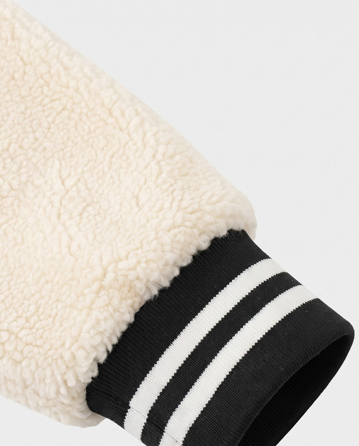 Détail du poignet rayé du blouson université