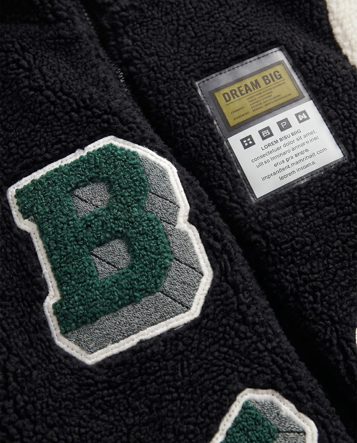 Détail des écussons chenille du blouson université