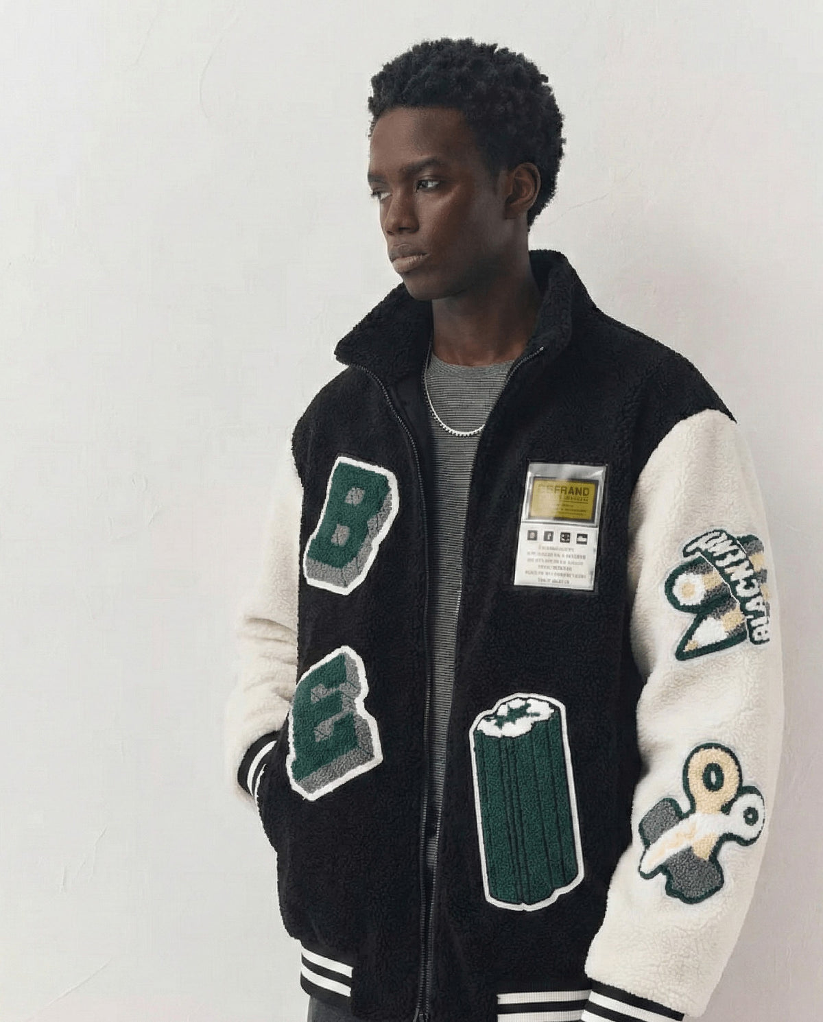 Blouson université noir porté de trois quarts
