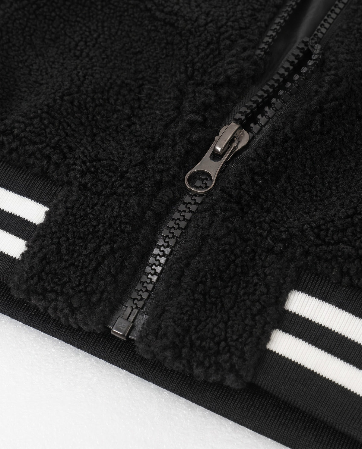 Détail de la fermeture zippée du blouson université