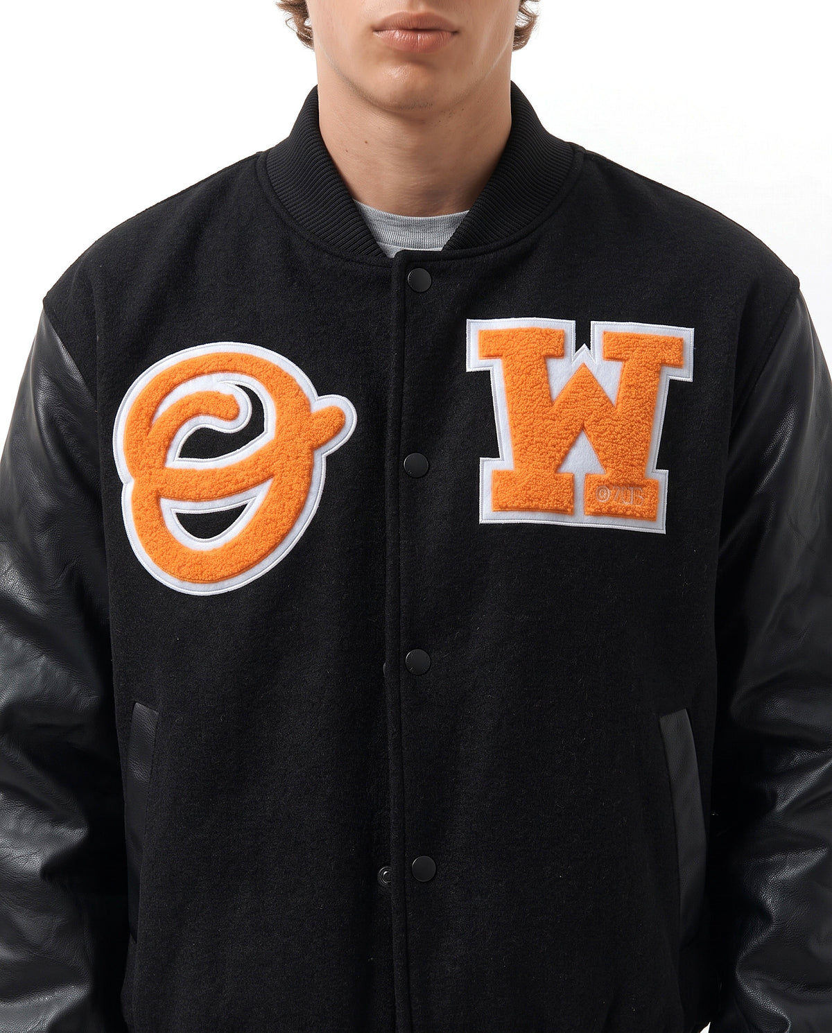 Détail patchs chenille orange blouson varsity noir