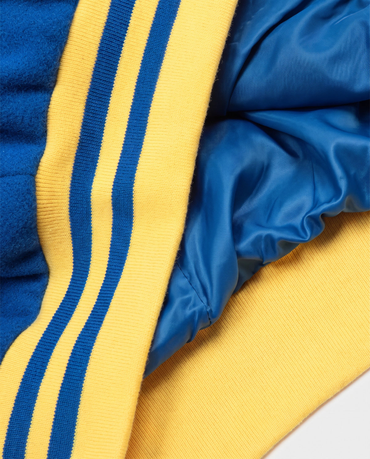 Détail de la doublure satinée de la letterman jacket