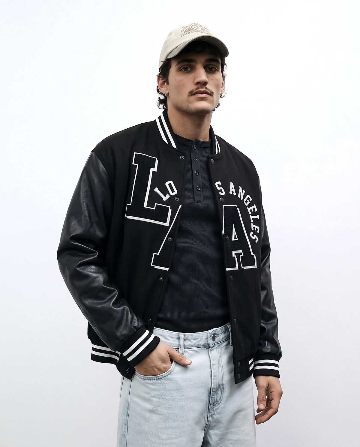 Letterman jacket varsity noir portée de trois quarts