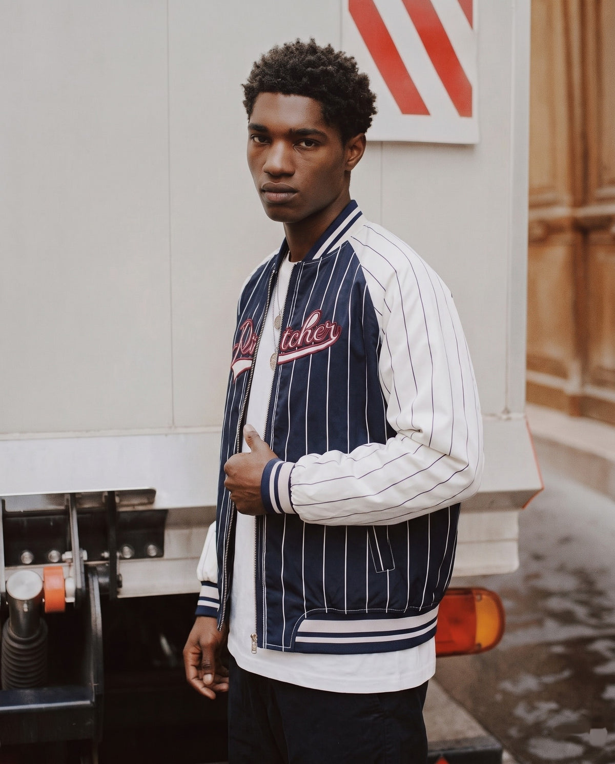 Veste baseball rayée homme portée de trois quarts