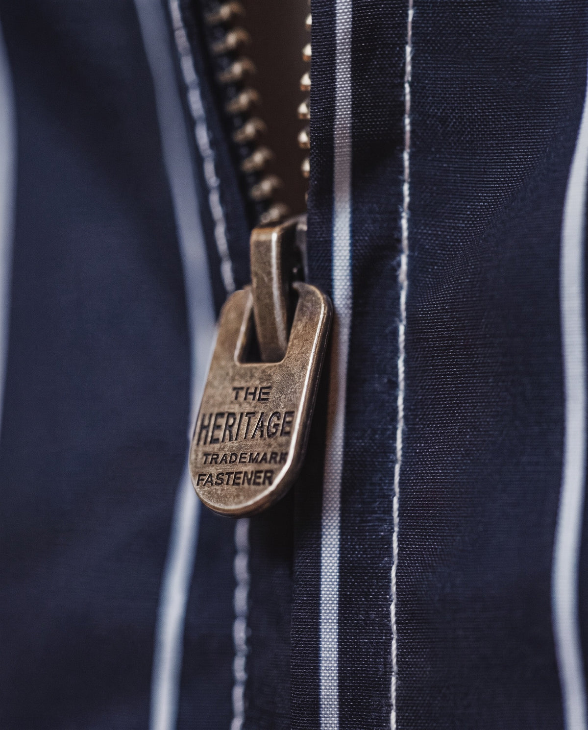 Détail de la fermeture zippée de la veste baseball