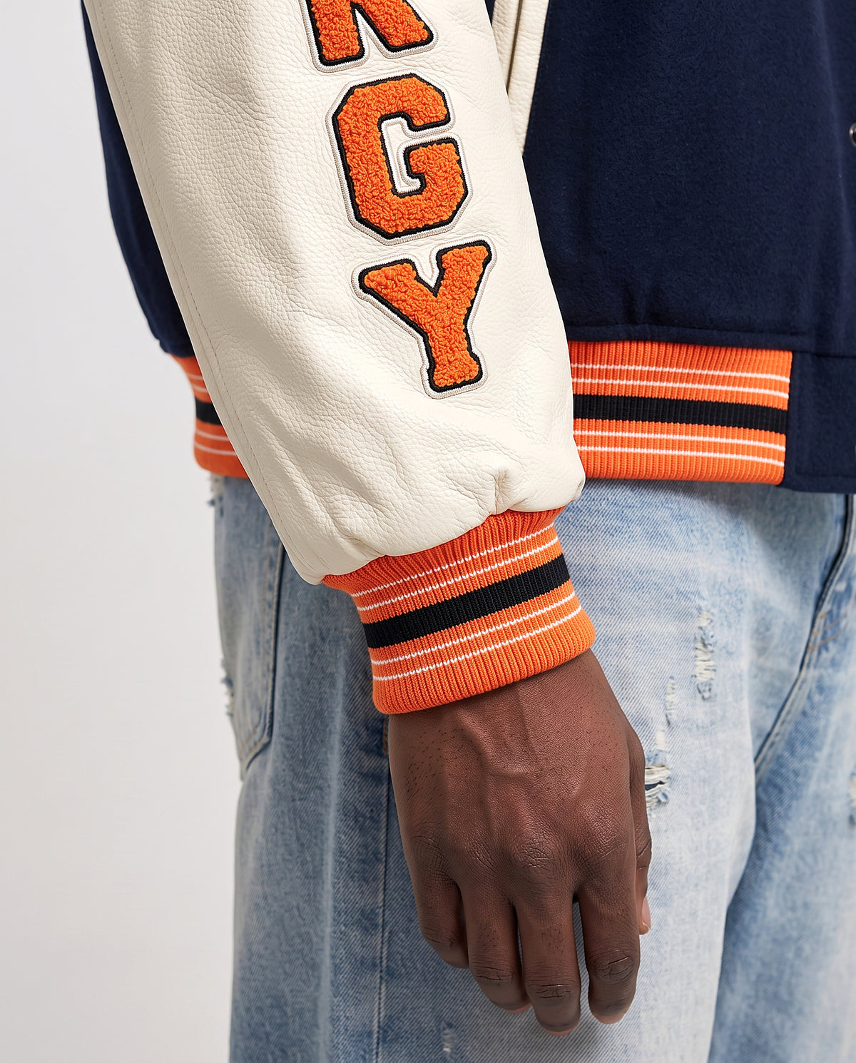 Détail manche Energy et poignet rayé teddy baseball bleu marine