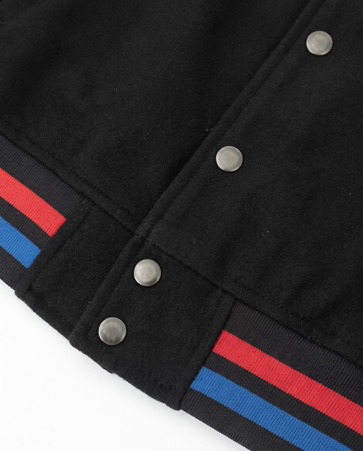 Détail des boutons pression de la teddy jacket