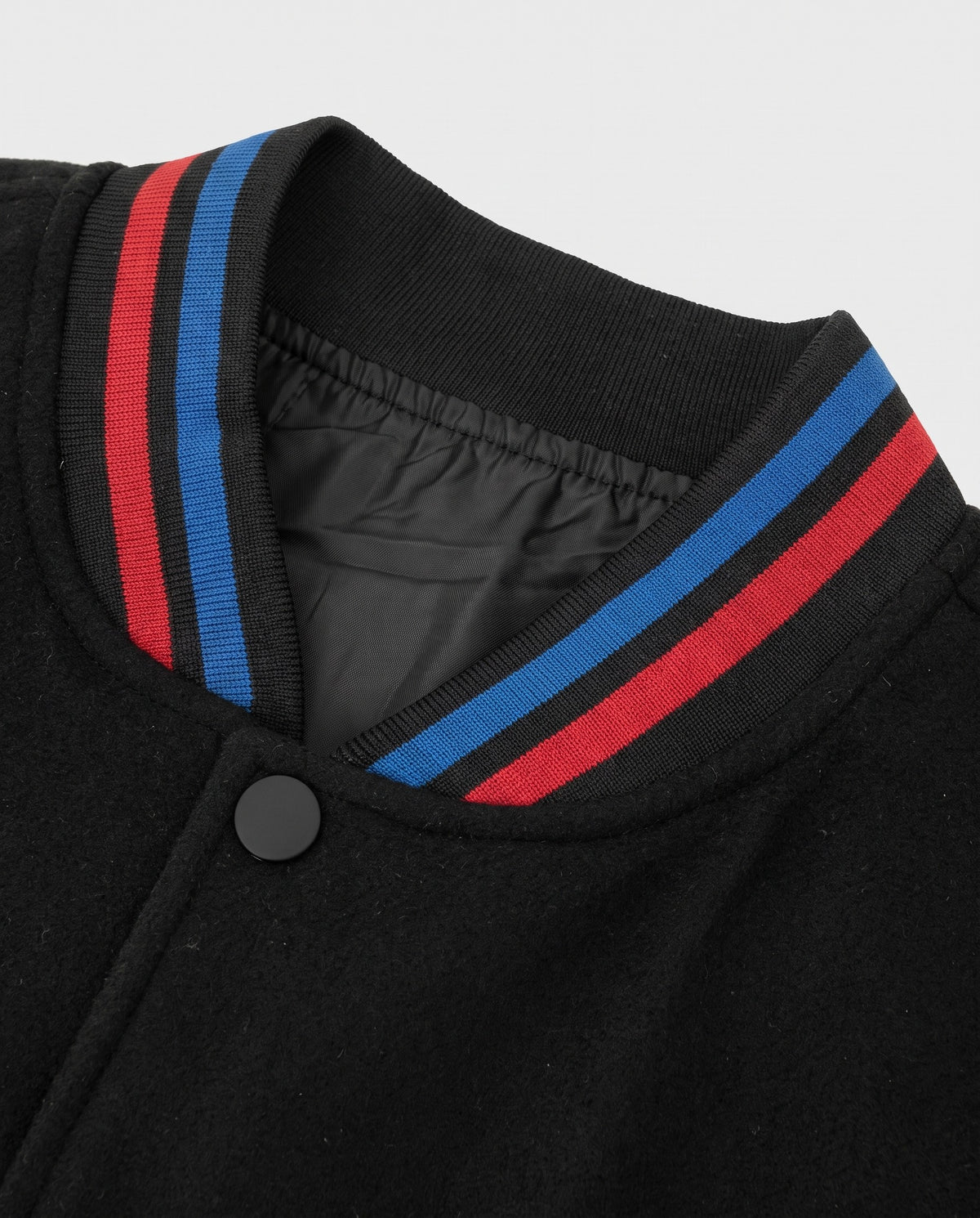 Détail du col rayé de la teddy jacket
